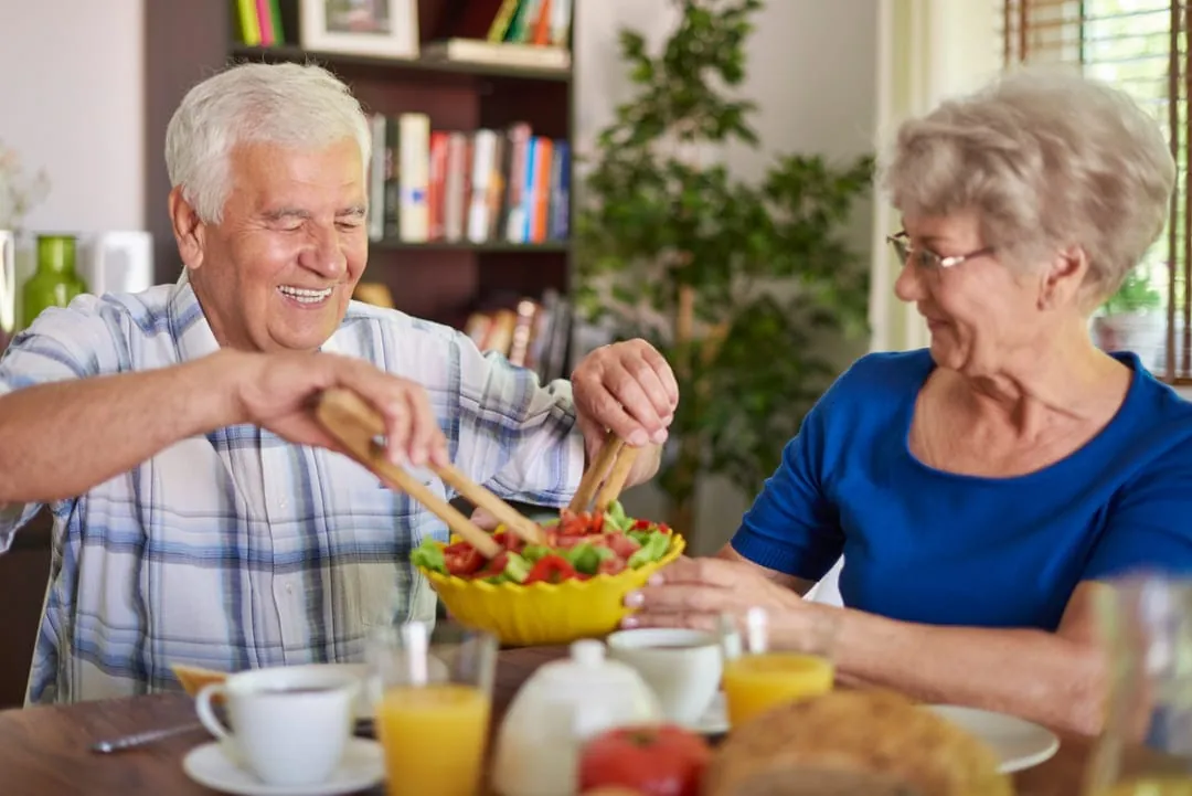 Prato com frutas e legumes, alimentação saudável para idosos